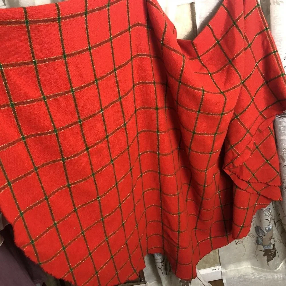 CHRISTMAS HOLIDAY TABLECLOTH LEACOCK RED GREEN PLAID GILT OVAL
